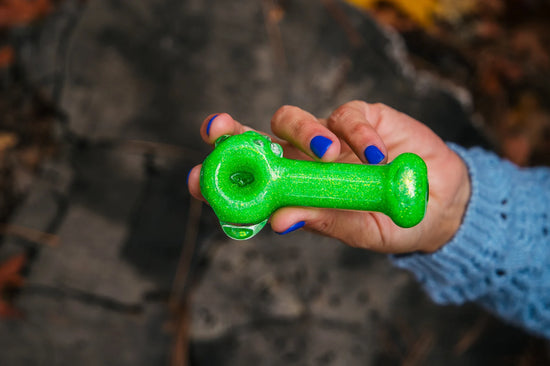 GLASS LAB Neon Green pipe Stingray Glitter
